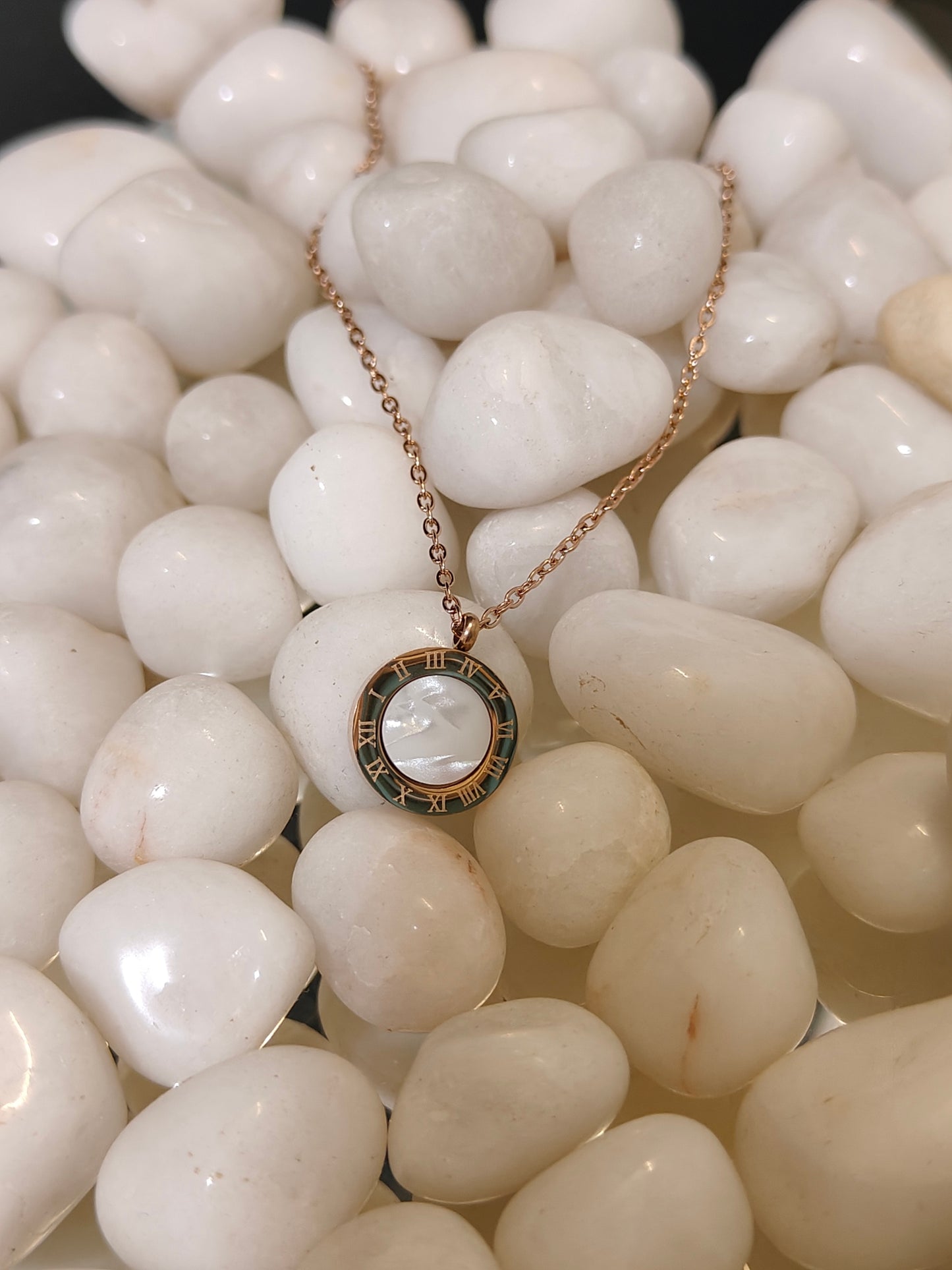 ✨ Eterna Circle Necklace – Timeless Beauty in Every Detail