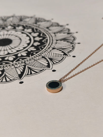 ✨ Eterna Circle Necklace – Timeless Beauty in Every Detail